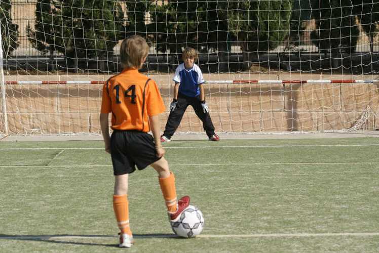 欧洲杯小孩练球（欧洲足球小男孩）